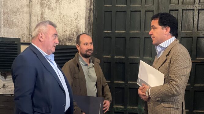 El director del ICTES, Fernando Fraile, y el técnico Ignacio Darith, en la visita a Bodegas Lustau.