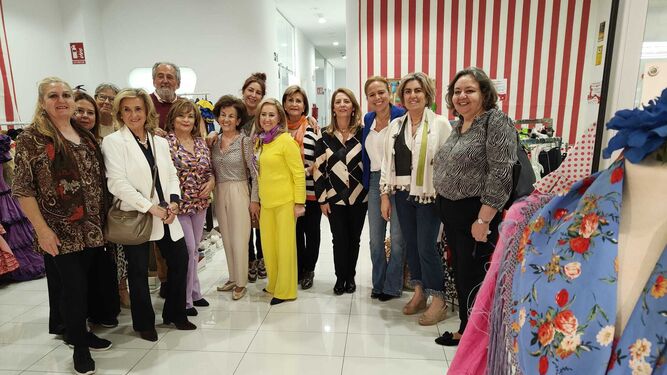 La delegada de Inclusión Social, Yessica Quintero, visita el mercadillo de trajes de flamenca con fines solidarios que Afacesje ha montado en Área Sur.