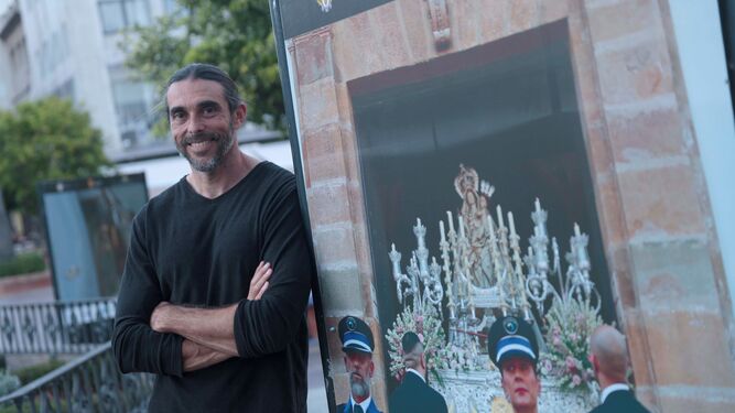 Erasmo Fenoy, retratado en la Plaza Alta donde expuso sus fotografías sobre la Semana Santa algecireña.
