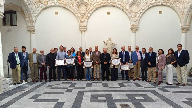 Cáritas Asidonia-Jerez entrega los diplomas a siete 'Empresas con Corazón'.