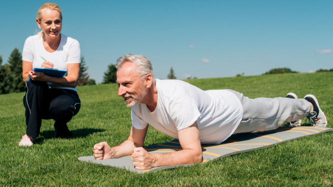 ¿Qué músculos debes trabajar, según Harvard, a partir de los 50 años para reducir el dolor de espalda?