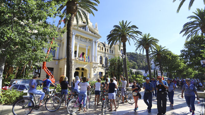 Varios grupos de turistas en las calles de Málaga.