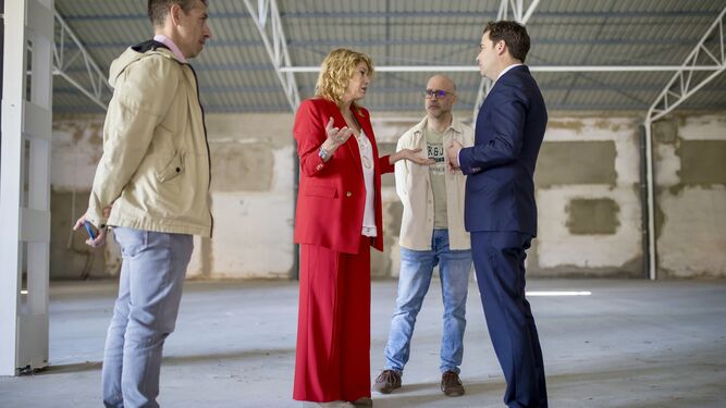 Visita de la alcaldesa de Huelva, Pilar Miranda, a las naves del Almacén Municipal.