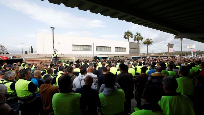 La asamblea de los trabajadores de Acerinox, el pasado sábado.