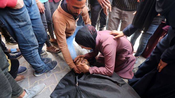 Familiares de un palestino fallecido lloran al recibir su cuerpo en una morgue de Dair el Balah.