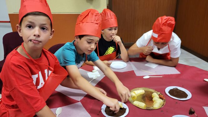 Niños participantes en uno de los talleres culinarios de la Feria Almanzora  Gourmet.