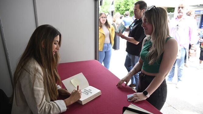 Mercedes Ron firma libros en la Feria del Libro de Córdoba.