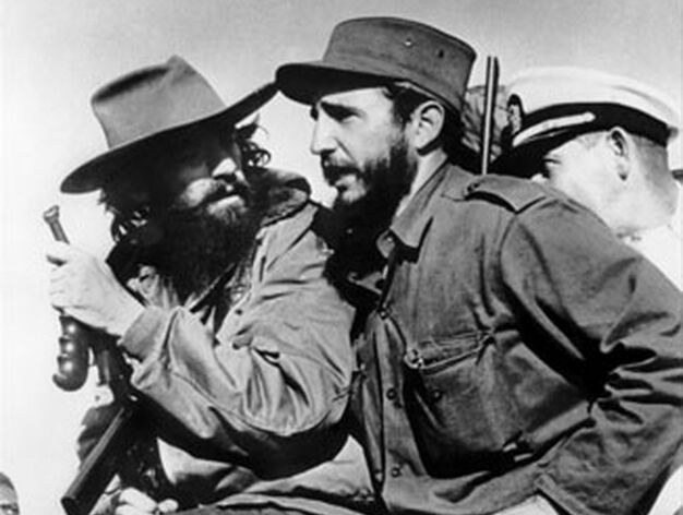 Camilo Cienfuegos (izq) y Fidel Castro (der) entran en la Habana el 8 de enero de 1959.