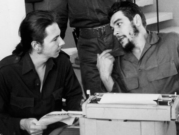1969. Ernesto Che Guevara (derecha)conversa con Ra&uacute;l Castro (izquierda).