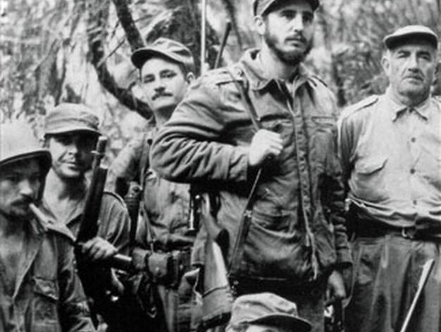 1957. Ernesto Che Guevara (segundo por la izquierda) junto a Fidel Castro (segundo por la derecha) en Sierra Leona. Abajo, Ra&uacute;l Castro, hermano de Fidel.
