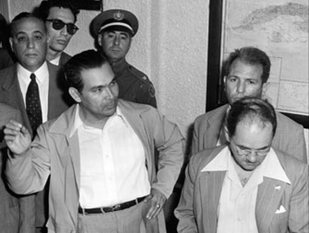 El dictador cubano Fulgencio Batista, a la izquierda, en la base militar Columbia rodeado de sus ayudantes.