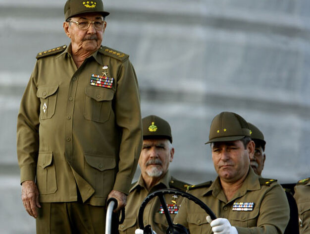La Habana, 2 de diciembre de 2006. Ra&uacute;l Castro (izq) actual Presidente y jefe del Ej&eacute;rcito cubano durante la celebraci&oacute;n del 80 cumplea&ntilde;os de su hermano Fidel.