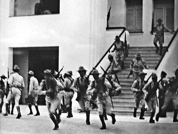 Soldados del ej&eacute;rcito del dictador Batista el 26 de julio de 1953 tras el ataque de Fidel Castro al cuartel de Moncada.