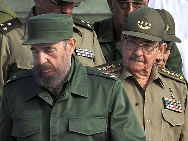 Fidel Castro junto a su hermano el 2 de diciembre de 2001. El 31 de julio de 2006 el l&iacute;der revolucionario delegar&aacute; todos los poderes en Ra&uacute;l.