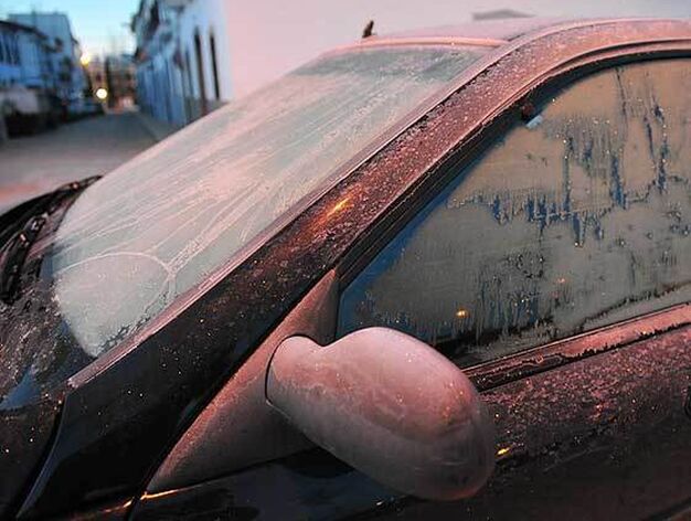 Un coche, afectado por la helada de la madrugada del d&iacute;a 7 al 8.

Foto: S&aacute;nchez Ruiz