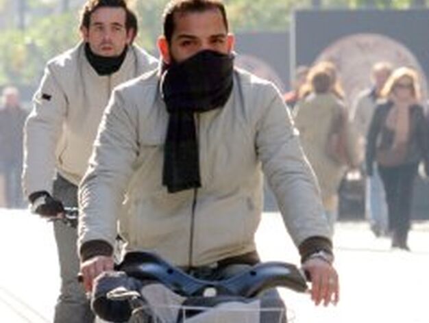 Los ciclistas combaten el frio con bufandas.

Foto: Bel&eacute;n Vargas