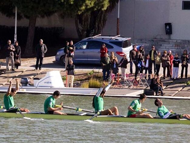 Los ganadores de la cl&aacute;sica regata del Guadalquivir celebran la victoria ante los aficionados.

Foto: Manuel G&oacute;mez