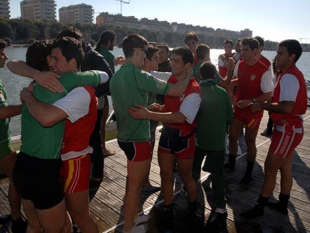 Los rivales se funden en un abrazo despu&eacute;s de la competici&oacute;n.

Foto: Manuel G&oacute;mez