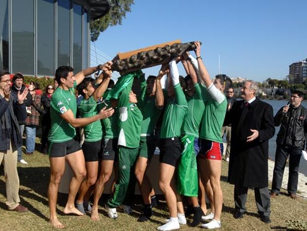 El equipo verdiblanco levanta en peso el trofeo.

Foto: Manuel G&oacute;mez
