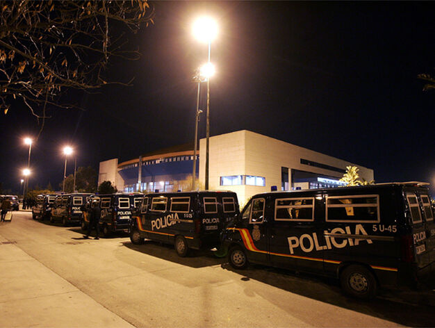 Furgones de la Polic&iacute;a Nacional custodiaban el Mart&iacute;n Carpena. La seguridad era extrema. 

Foto: Victoriano Moreno