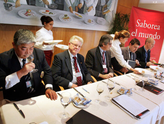 De izquierda a derecha, Kazuyoshi Kogai, Pierre Fonteyne, Juli Soler, Josep Roca y Michael Franz.

Foto: Miguel &Aacute;ngel Gonz&aacute;lez