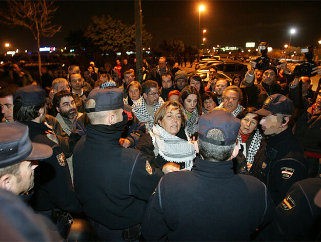 Los manifestantes se encontraron con la Polic&iacute;a Nacional a su llegada al pabell&oacute;n. 

Foto: Victoriano Moreno