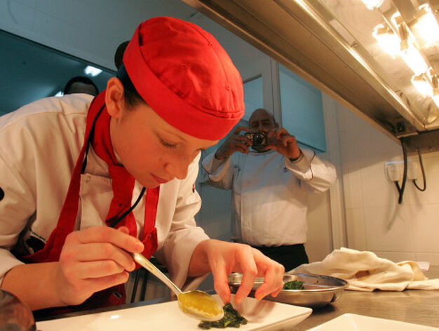 La chef brit&aacute;nica Vicky Smith comienza a emplatar unas vieiras con espinacas.

Foto: Miguel &Aacute;ngel Gonz&aacute;lez