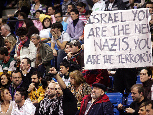 Las pancartas estaban permitidas siempre que no incitasen a la violencia. En este caso se puede leer: "Israel, vosotros sois los nuevos nazis, vosotros sois los terroristas".

Foto: Victoriano Moreno