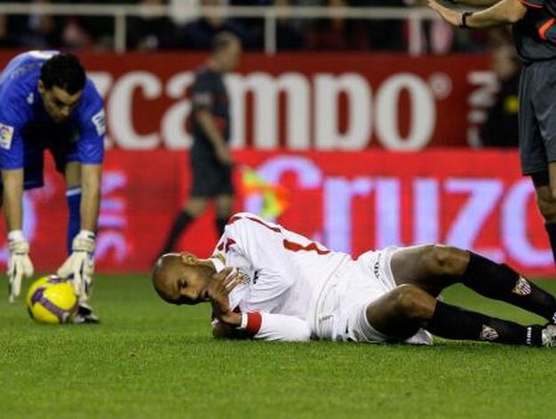 Kanoute se cae al suelo en una falta durante el partido.

Foto: Antonio Pizarro