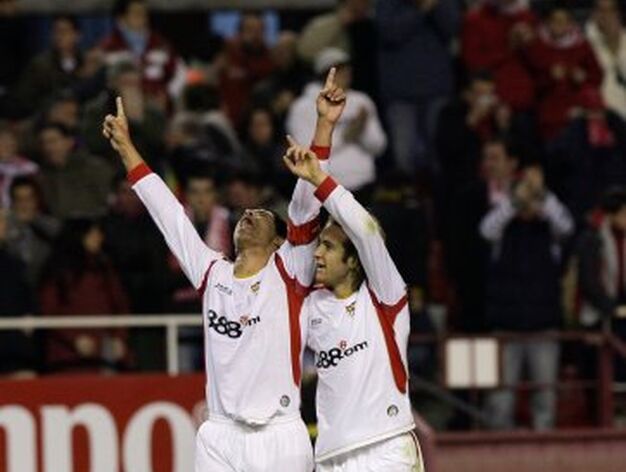 Renato y Capel celebran el gol mirando hacia arriba.

Foto: Antonio Pizarro