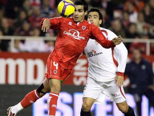 El centrocampista Dimas se hace con el bal&oacute;n en una jugada.

Foto: Antonio Pizarro