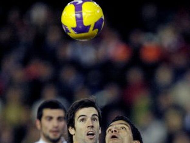 Renato trata de hacerse con el bal&oacute;n en el aire.

Foto: agencias
