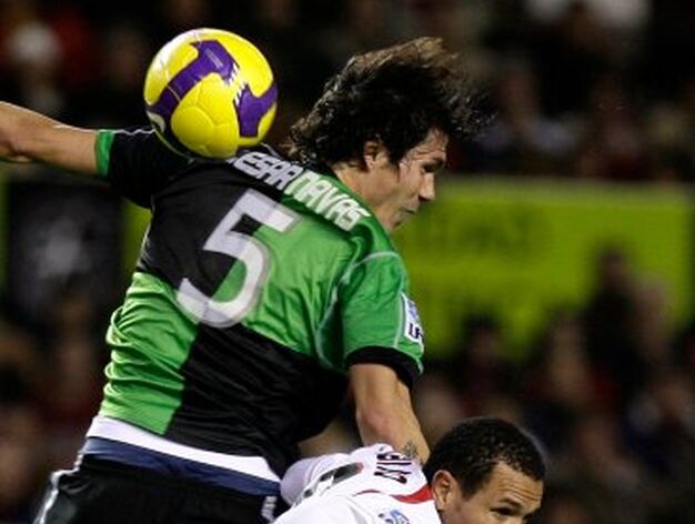 C&eacute;sar Navas pugna un bal&oacute;n ante el sevillista Luis Fabiano.

Foto: Antonio Pizarro