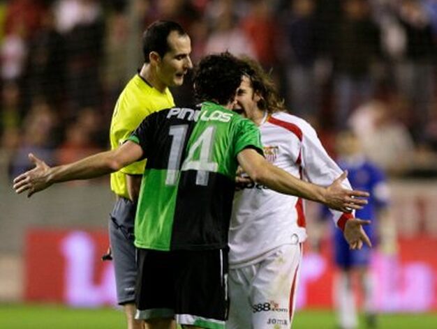 Pinillos se encara ante Diego Capel en presencia de &Aacute;lvarez Izquierdo.

Foto: Antonio Pizarro