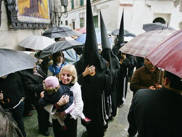 Capirotes y paraguas en San Lucas, el Mi&eacute;rcoles Santo de 2008.

Foto: Pascual
