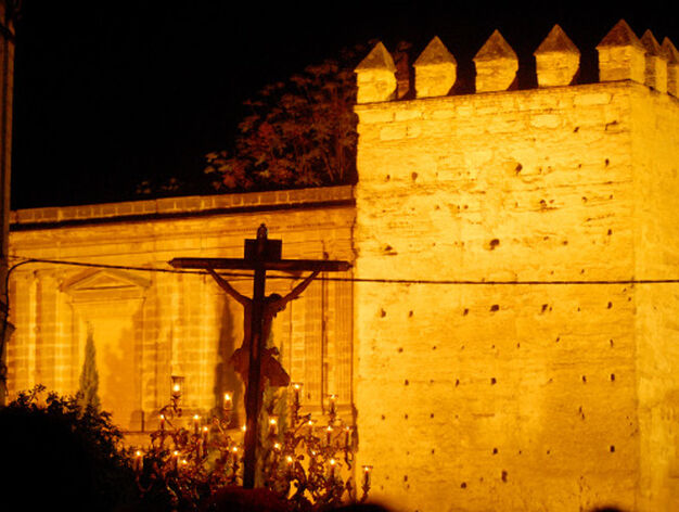 Soberbia imagen del Santo Crucifijo de la Salud, delante de los muros del Alc&aacute;zar.

Foto: Manuel Aranda