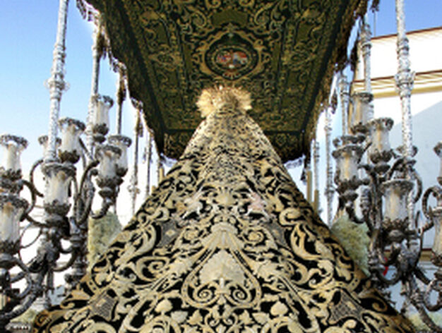 La magn&iacute;fica trasera del palio de la Virgen de Los Dolores.

Foto: Pascual