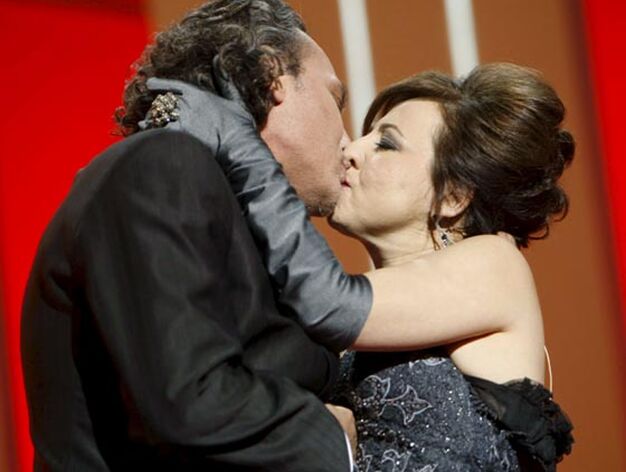 Carmen Machi besa a Jos&eacute; Coronado en un momento de la gala.

Foto: Agencias