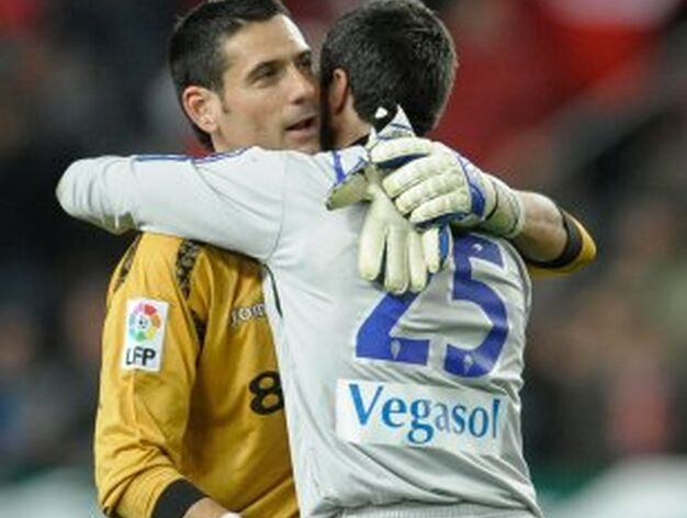 Palop y Lafuente se abrazan tras finalizar el partido.

Foto: Felix Ordo?