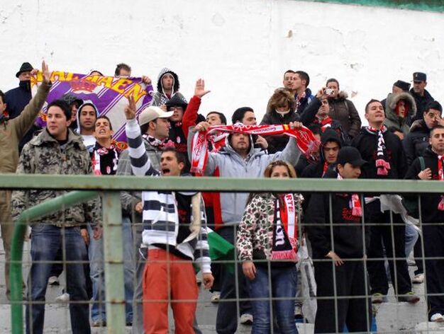 Los jugadores rojiblancos sacaron un valioso punto del estadio de Linarejos.

Foto: La Otra Foto