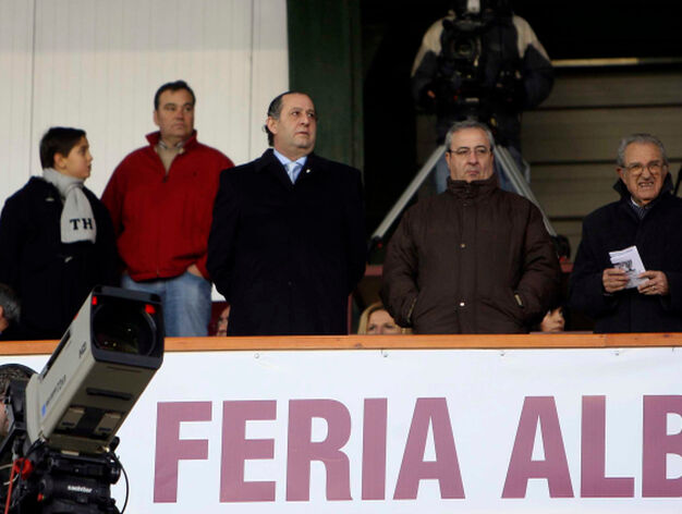 Joaqu&iacute;n Bilbao, en el palco del Carlos Belmonte junto al presidente del Albacete y Rafael Verd&uacute;.

Foto: lof