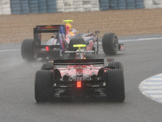 Vista trasera del Toro Rosso de Buemi y, delante, el Red Bull de Vettel, trazando una curva del Circuito de Jerez.

Foto: J. C. Toro