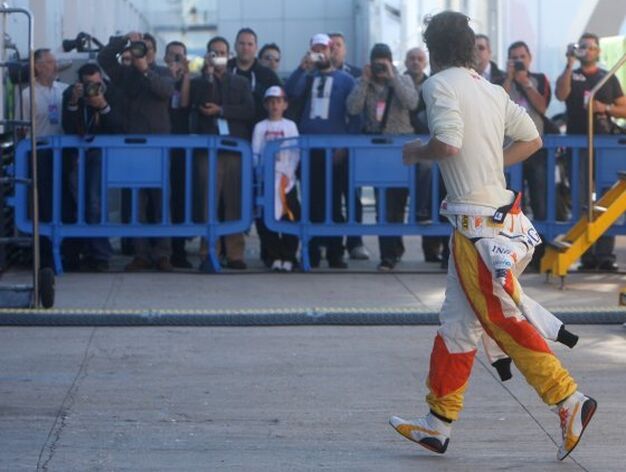 Fernando Alonso fue perseguido por el objetivo de las c&aacute;maras de muchos aficionados.

Foto: J. C. Toro
