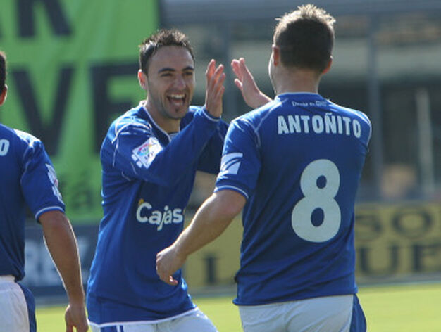Momo es felicitado por Anto&ntilde;ito tras marcar el primer gol de partido, el duod&eacute;cimo de su cuenta particular.

Foto: Juan Carlos Toro