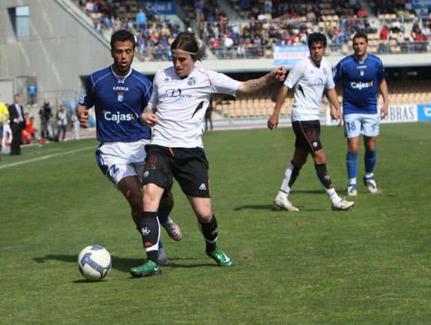Redondo controla la pelota presionado por un defensor del Salamanca ante la atenta mirada de Emilio Viqueira.

Foto: Juan Carlos Toro