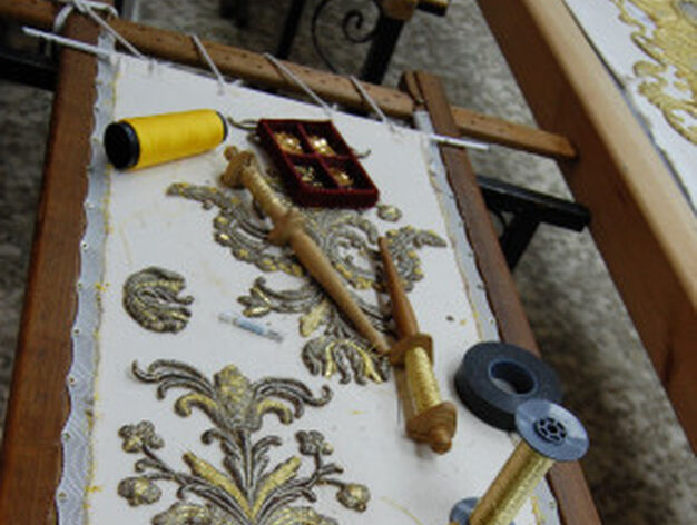 Detalle de una de las piezas de bordado para el palio de Madre de Dios de la Misericordia.

Foto: J. M.