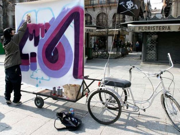 Veinte grafiteros han tomado el centro de Granada para mostrar su arte a trav&eacute;s de lienzos m&oacute;viles.

Foto: Maria de la Cruz