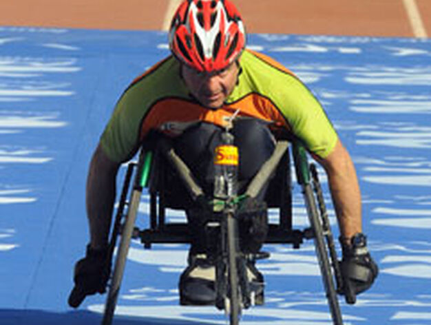 Un corredor discapacitado f&iacute;sico cruza la l&iacute;nea de meta montado sobre su silla de ruedas.

Foto: Juan Carlos V&aacute;zquez