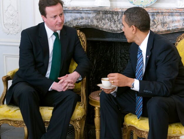 Barack Obama habla con el jefe del partido conservador, David Cameron, en la casa Winfield 

Foto: AFP