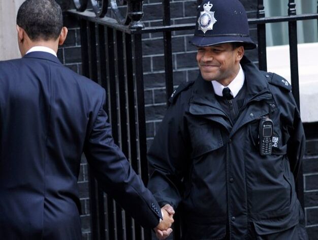 Barack Obama saluda a un guardia brit&aacute;nico delante del 10 de Downing Street

Foto: Reuters